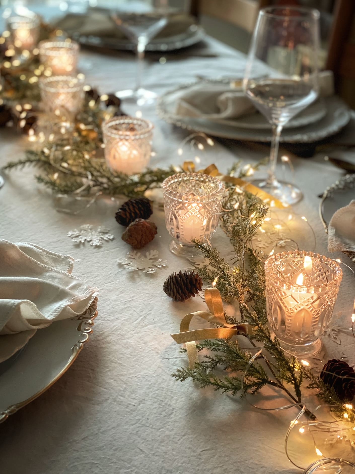 Sparkling Fairy Lights Christmas Table at Hidden Bluff 2022 ⋆ SomeTyme ...